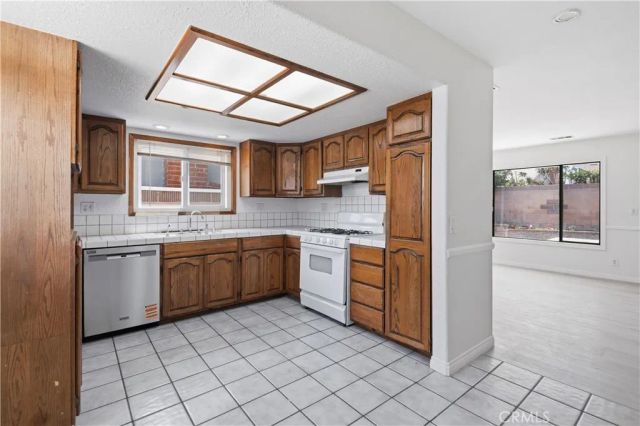 17081 Kampen Lane, Huntington Beach, CA 92647