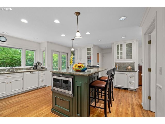 6576 Sw BOUNDARY St, Portland, OR 97225