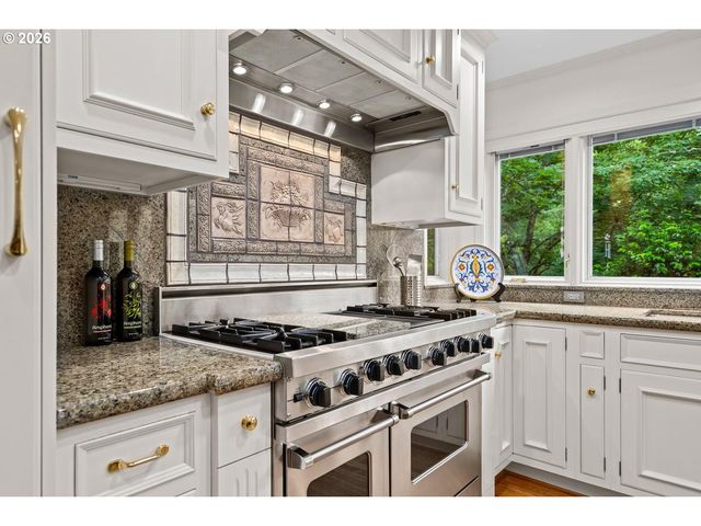 6576 Sw BOUNDARY St, Portland, OR 97225