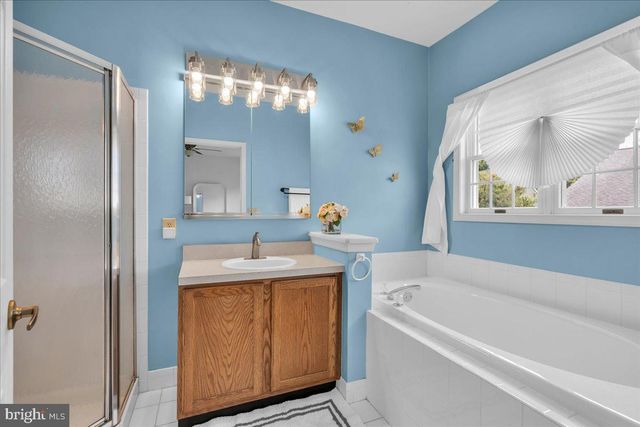 18 LANTERN LN, Columbus, NJ 08022