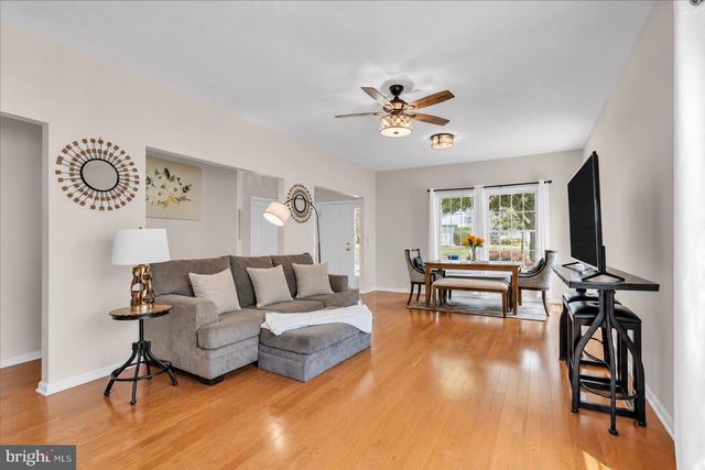 18 LANTERN LN, Columbus, NJ 08022