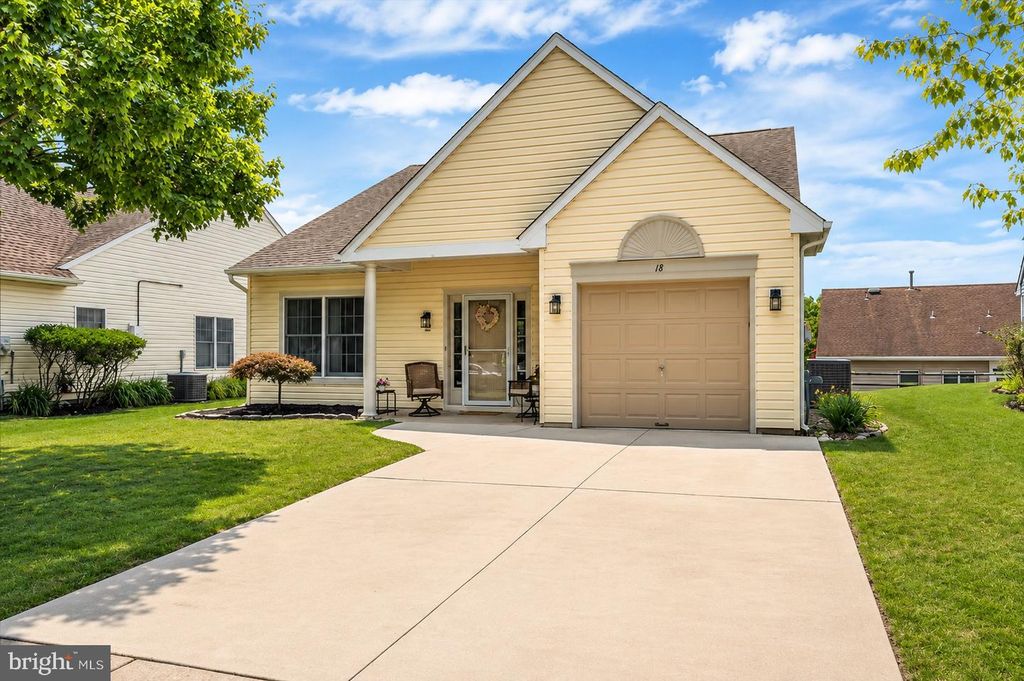 18 LANTERN LN, Columbus, NJ 08022