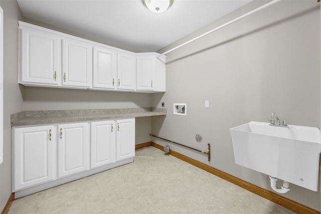 1253 Hillview Court NE, Swisher, IA 52338