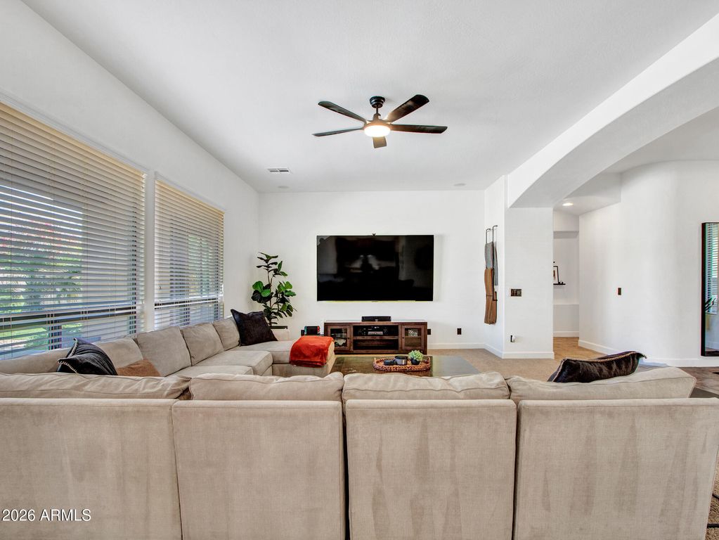Image 10 of property listing at 15430 W SELLS Drive, Goodyear, AZ 85395