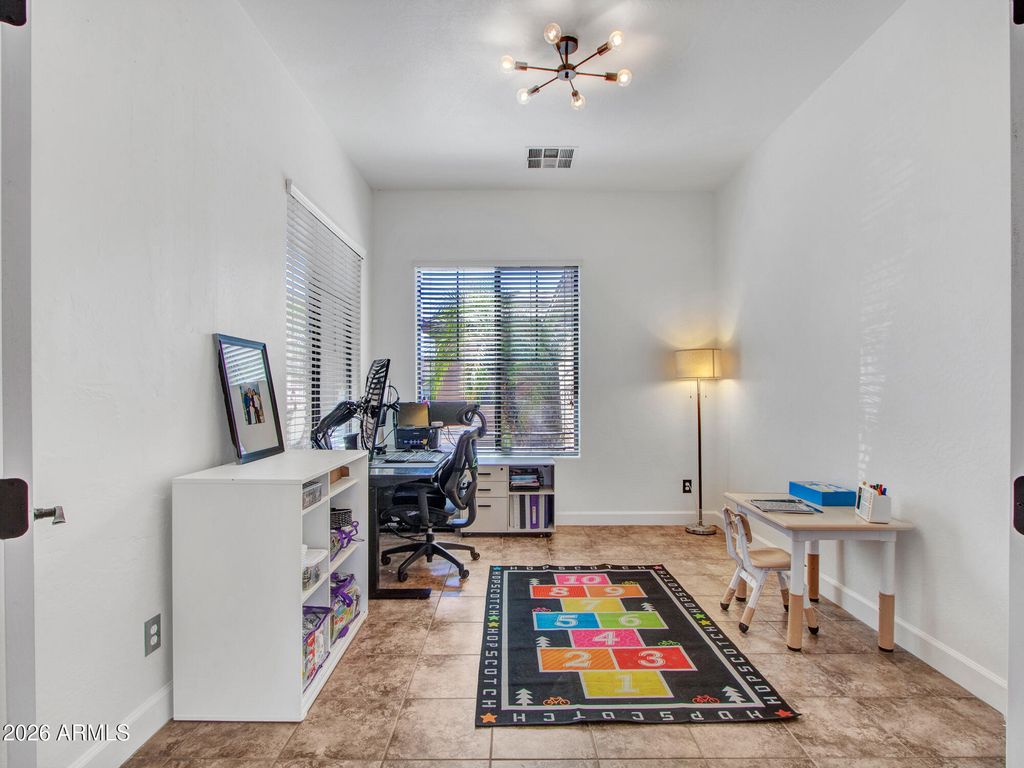 Image 12 of property listing at 15430 W SELLS Drive, Goodyear, AZ 85395