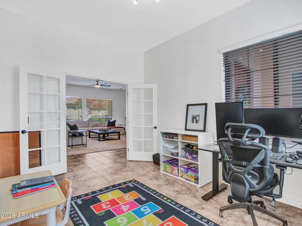 Image 13 of property listing at 15430 W SELLS Drive, Goodyear, AZ 85395