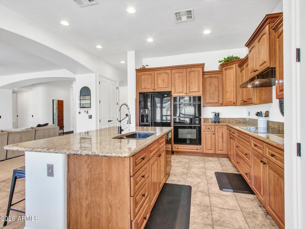 Image 14 of property listing at 15430 W SELLS Drive, Goodyear, AZ 85395