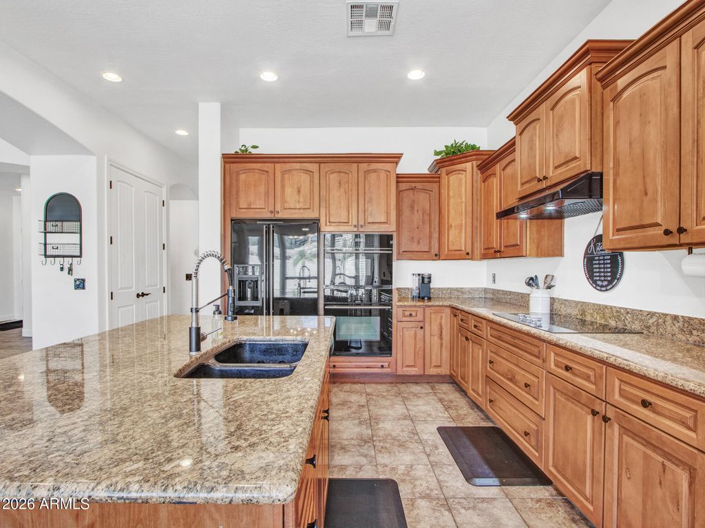 Image 15 of property listing at 15430 W SELLS Drive, Goodyear, AZ 85395