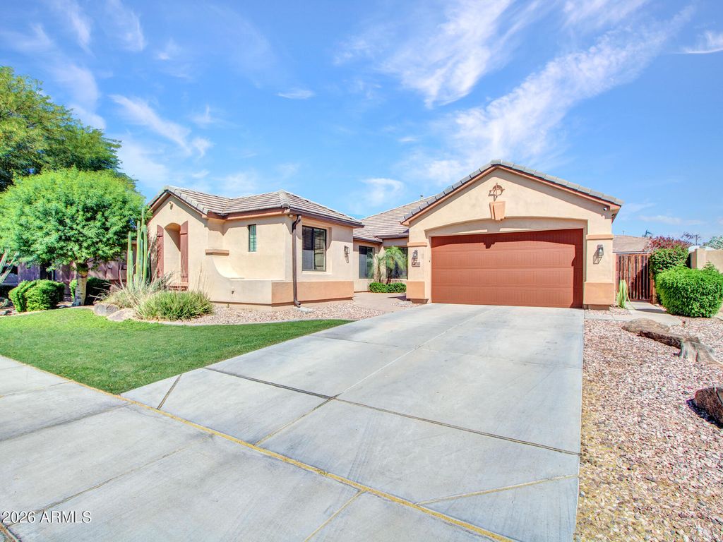 Image 2 of property listing at 15430 W SELLS Drive, Goodyear, AZ 85395