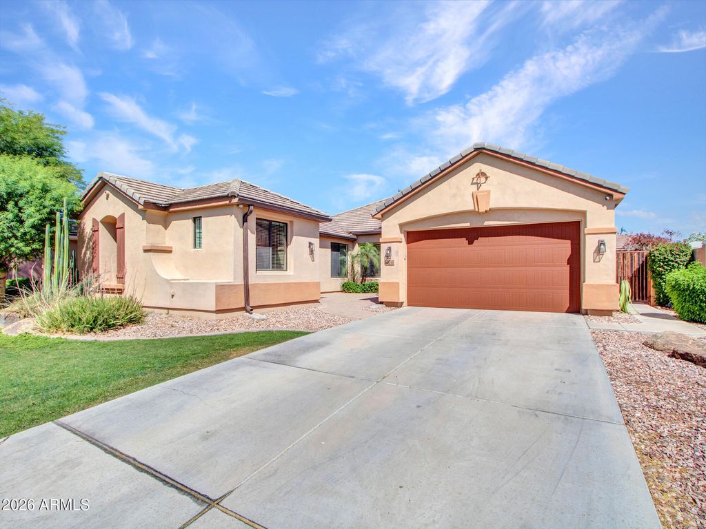 Image 3 of property listing at 15430 W SELLS Drive, Goodyear, AZ 85395