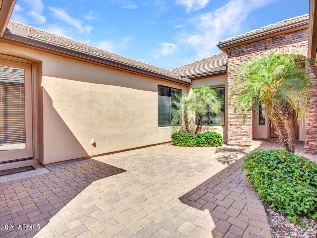 Image 4 of property listing at 15430 W SELLS Drive, Goodyear, AZ 85395