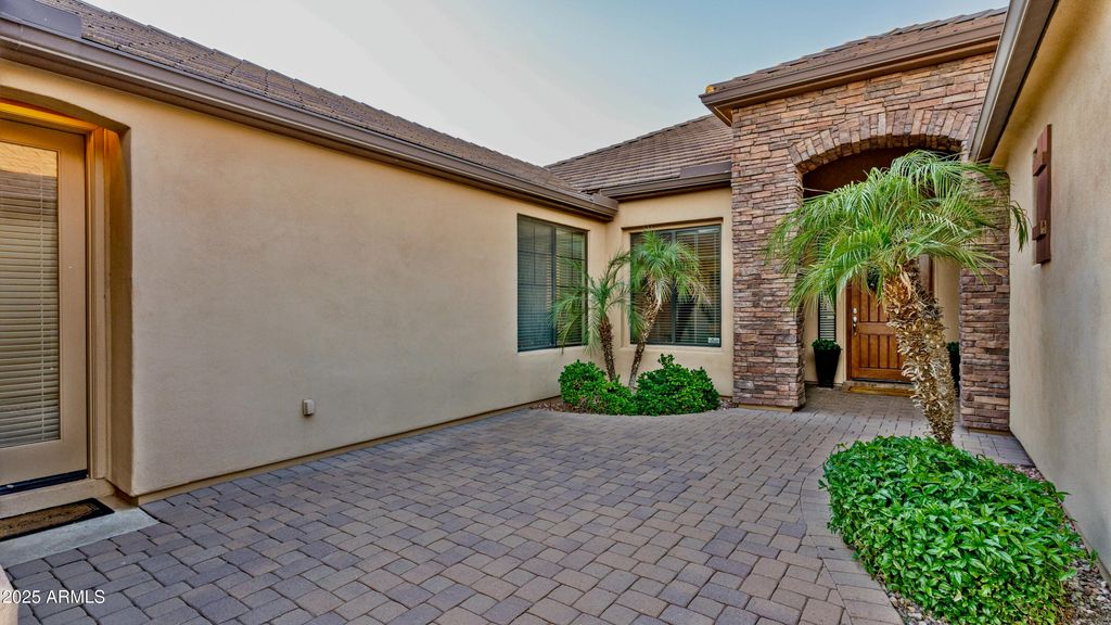 Image 5 of property listing at 15430 W SELLS Drive, Goodyear, AZ 85395
