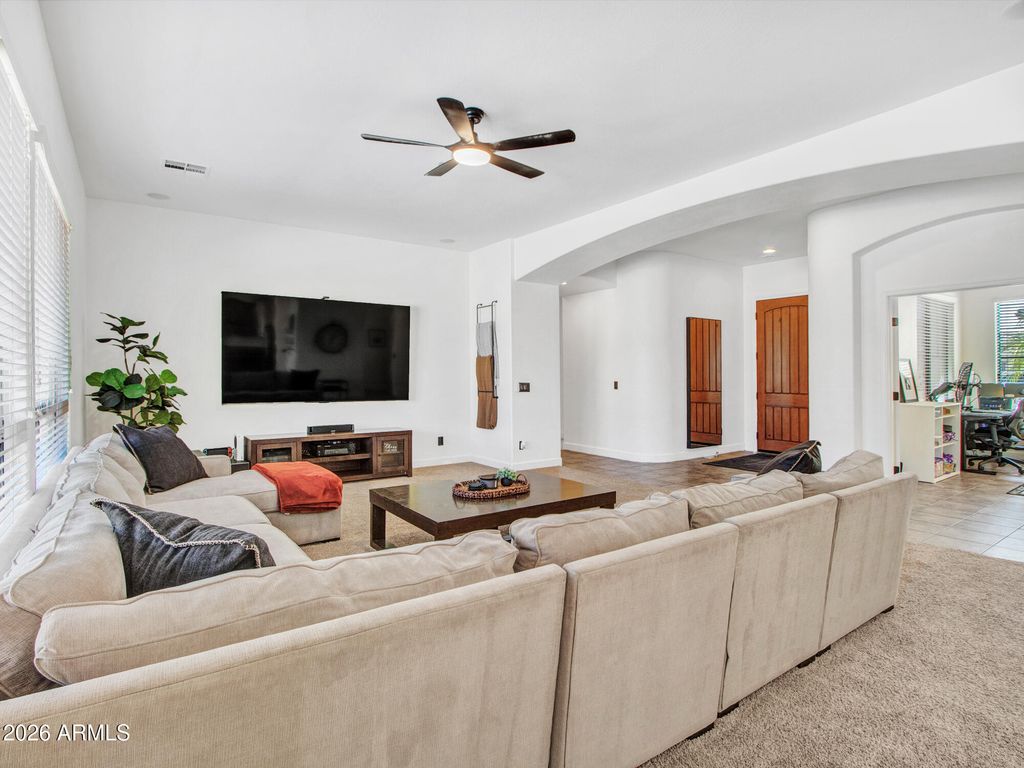 Image 7 of property listing at 15430 W SELLS Drive, Goodyear, AZ 85395