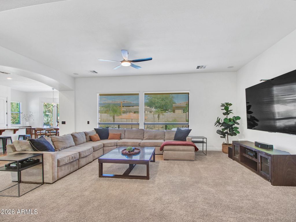 Image 8 of property listing at 15430 W SELLS Drive, Goodyear, AZ 85395