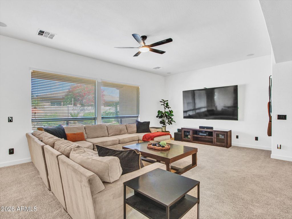 Image 9 of property listing at 15430 W SELLS Drive, Goodyear, AZ 85395