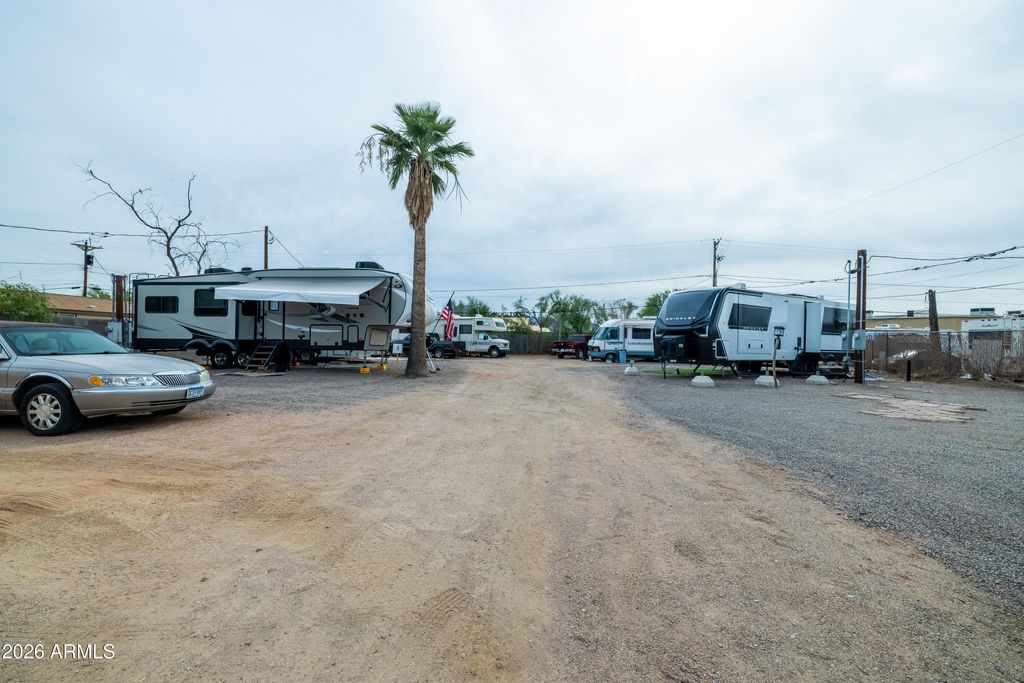 Image 4 of property listing at 317 N SAGUARO Drive, Apache Junction, AZ 85120
