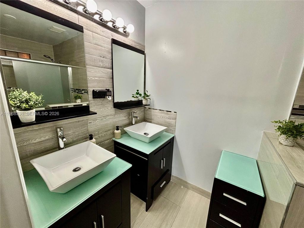 Image 6 of property listing at 16831 SW 139th Pl, Miami, FL 33177