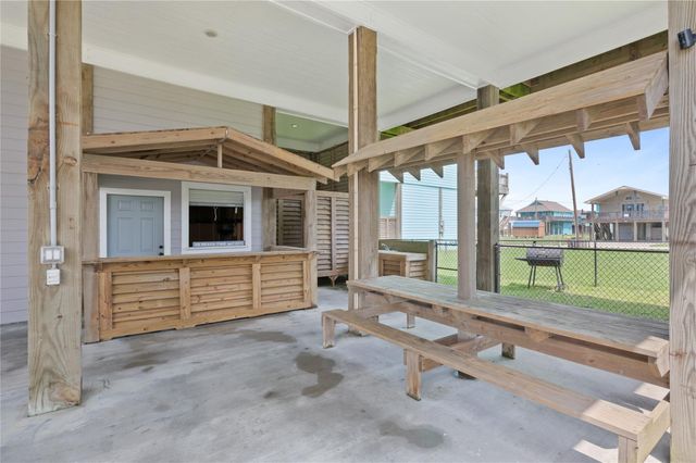 982 S Redfish Street, Crystal Beach, TX 77650