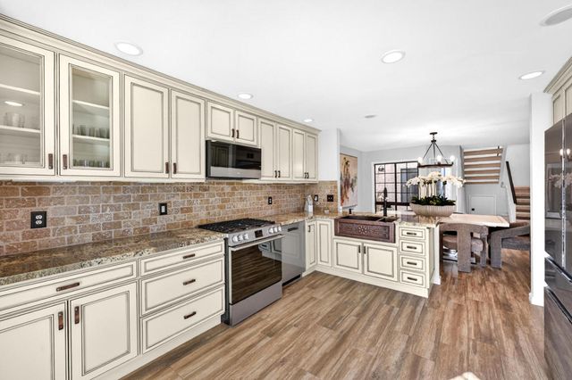 118 Avellino Circle, Palm Desert, CA 92211