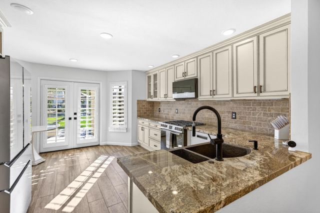 118 Avellino Circle, Palm Desert, CA 92211