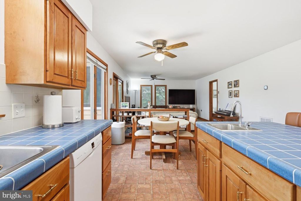 Image 9 of property listing at 108 PROSPECT BAY DR W, Grasonville, MD 21638