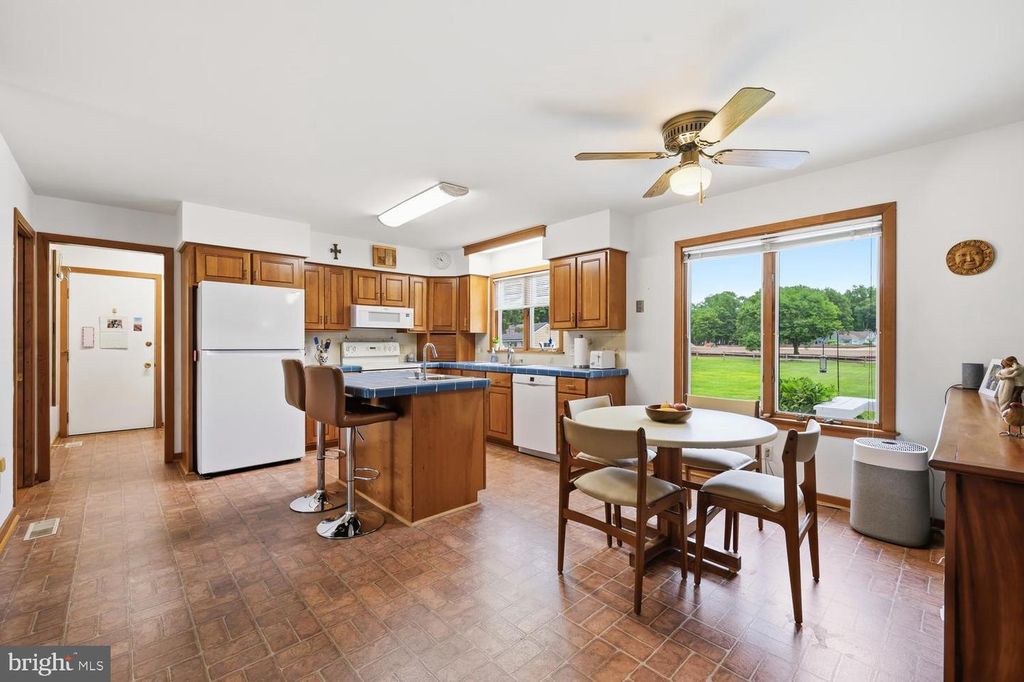Image 10 of property listing at 108 PROSPECT BAY DR W, Grasonville, MD 21638