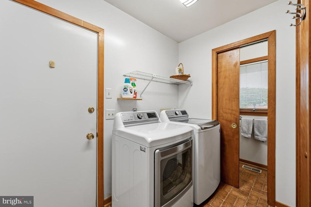 Image 16 of property listing at 108 PROSPECT BAY DR W, Grasonville, MD 21638