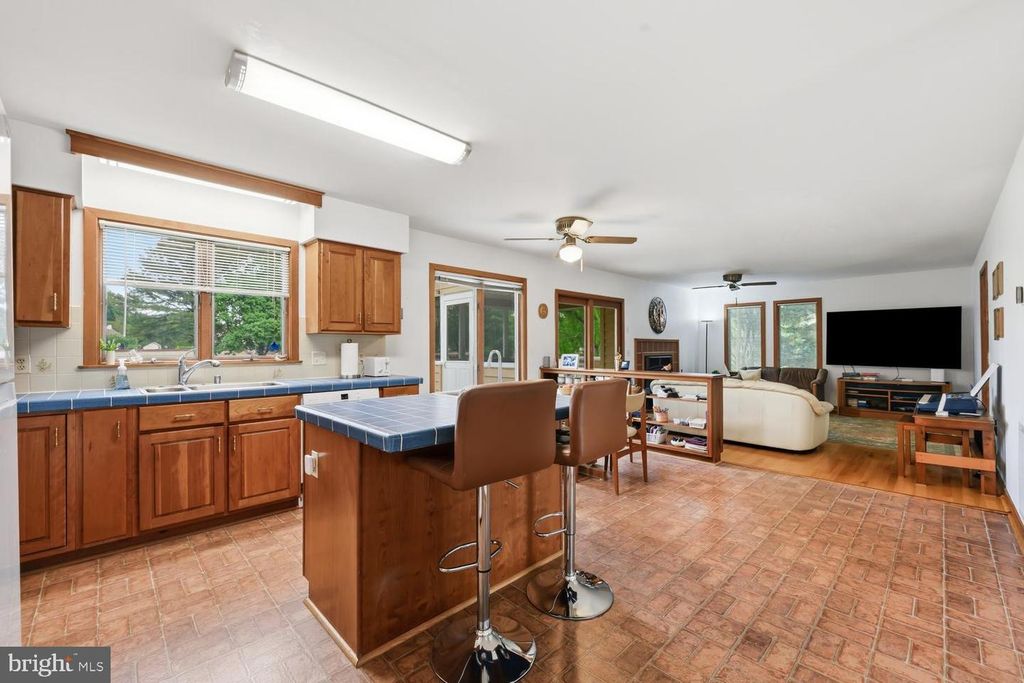 Image 7 of property listing at 108 PROSPECT BAY DR W, Grasonville, MD 21638