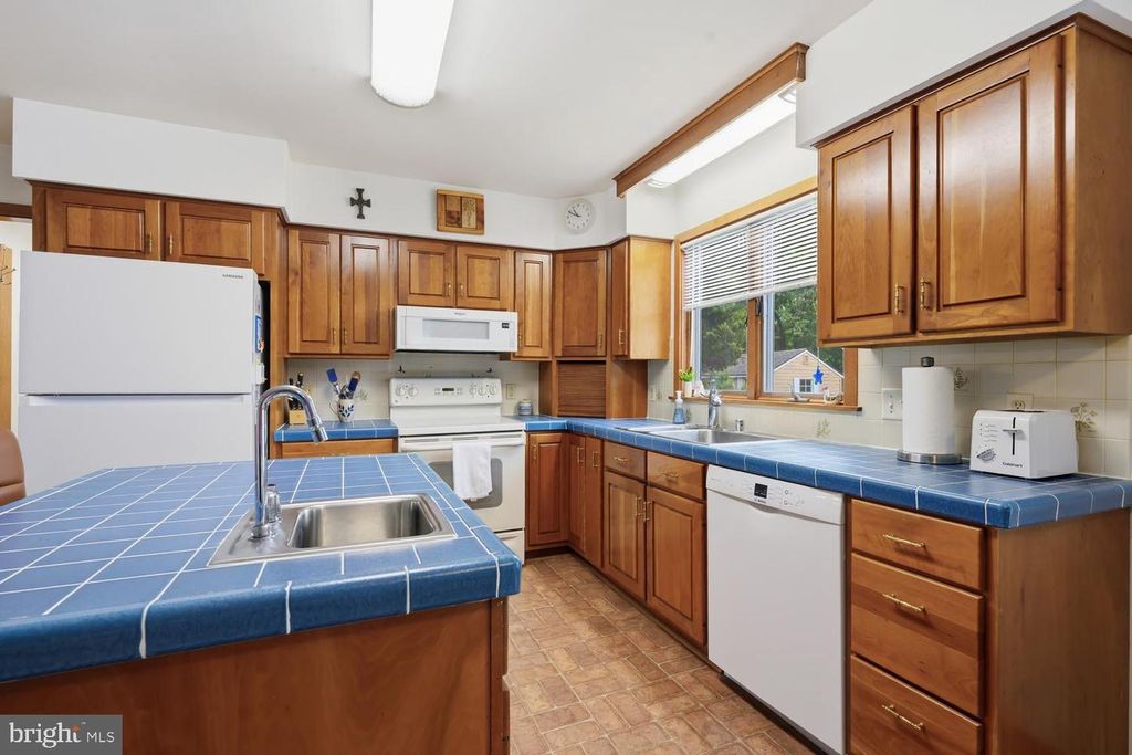 Image 8 of property listing at 108 PROSPECT BAY DR W, Grasonville, MD 21638