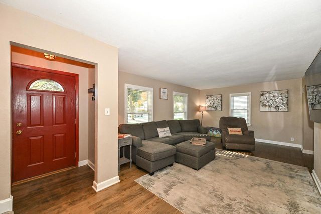 7224 W Bluemound ROAD, Wauwatosa, WI 53213