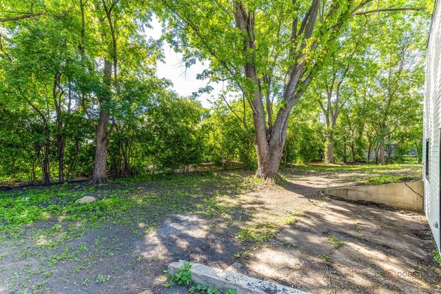 1482 Pebblestone Cove, Wheaton, IL 60189