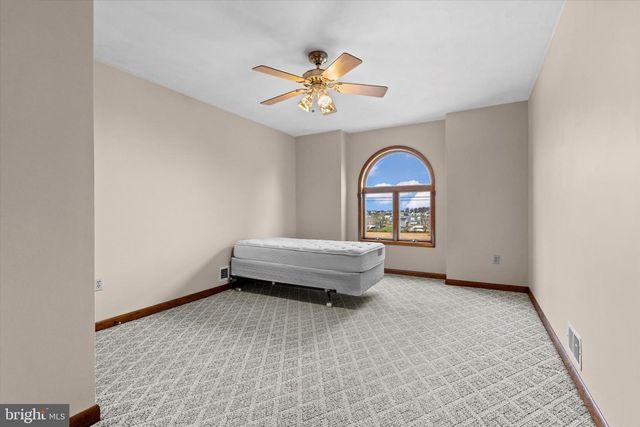 510 FAIRVIEW DR, Hanover, PA 17331