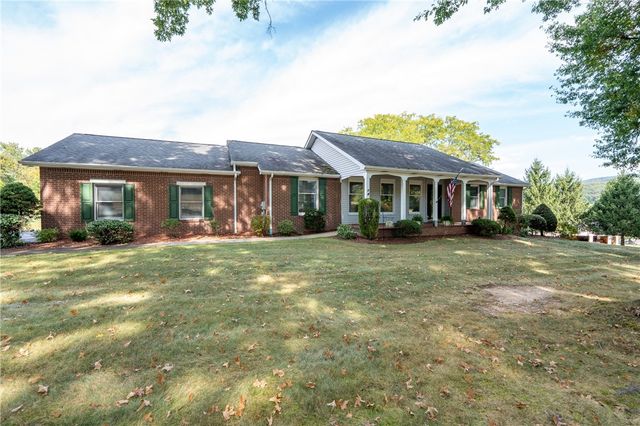 206 Apple Hill Dr, Unity Twp, PA 15650