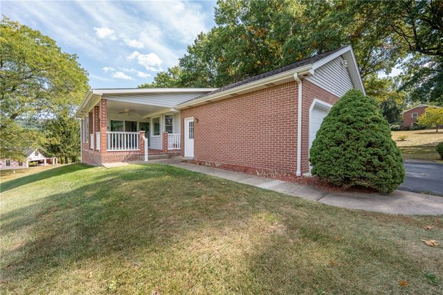206 Apple Hill Dr, Unity Twp, PA 15650