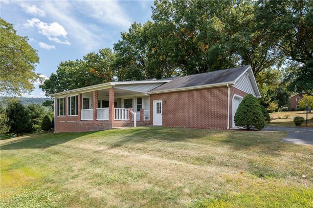 206 Apple Hill Dr, Unity Twp, PA 15650