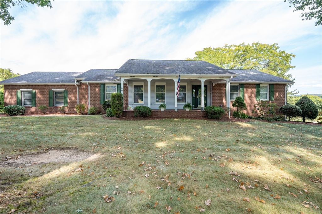 206 Apple Hill Dr, Unity Twp, PA 15650