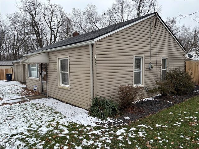 2407 Nesmith Lake Boulevard, Akron, OH 44314