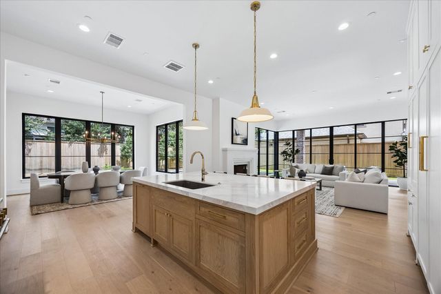 1328 Mickey Way, Spring Valley Village, TX 77055