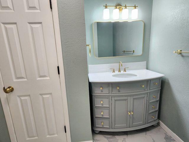 908 DOVER Circle, Gainesville, TX 76240
