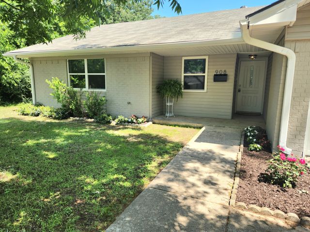 908 DOVER Circle, Gainesville, TX 76240