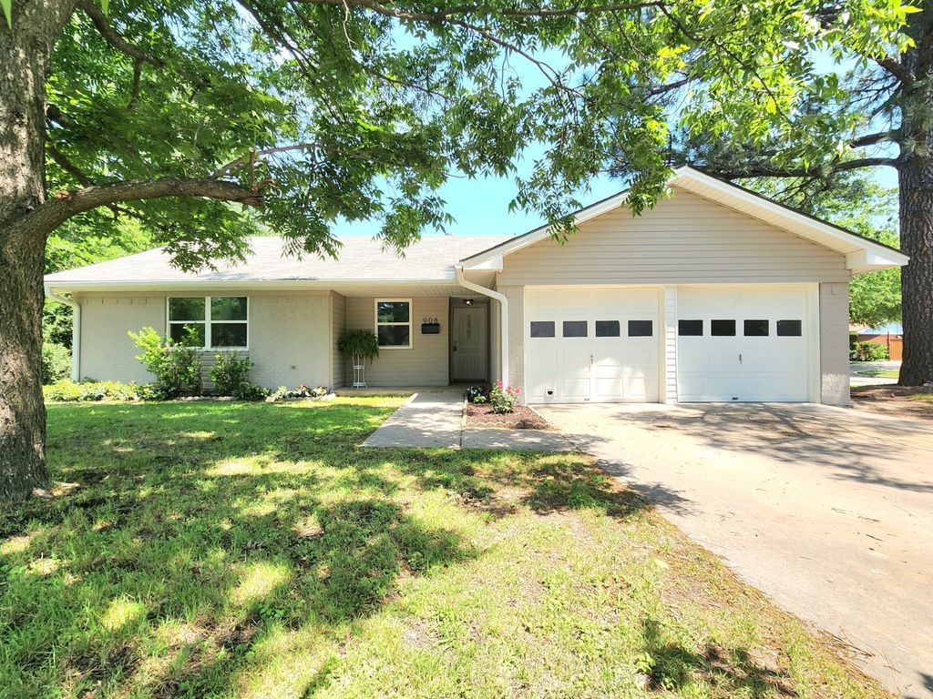908 DOVER Circle, Gainesville, TX 76240