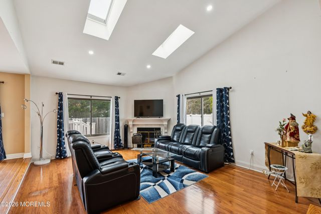 92 Lexington Circle, Matawan, NJ 07747