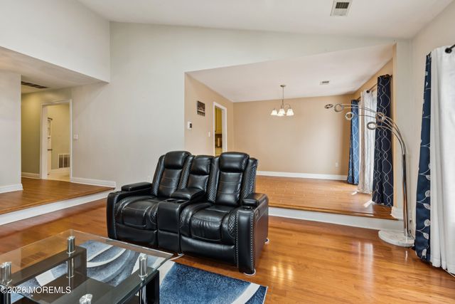 92 Lexington Circle, Matawan, NJ 07747