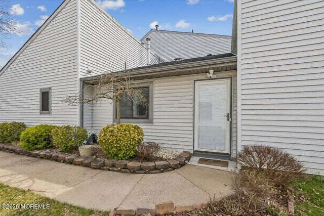 92 Lexington Circle, Matawan, NJ 07747