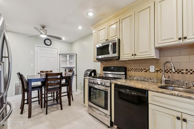 92 Lexington Circle, Matawan, NJ 07747