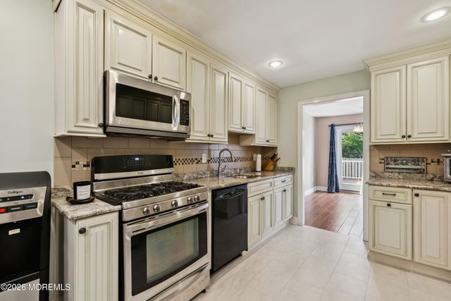 92 Lexington Circle, Matawan, NJ 07747