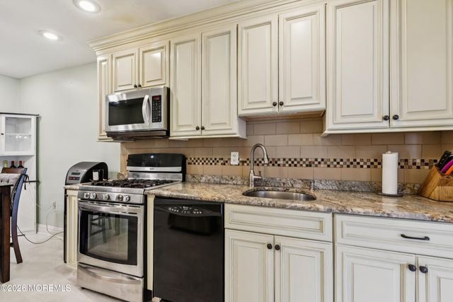 92 Lexington Circle, Matawan, NJ 07747