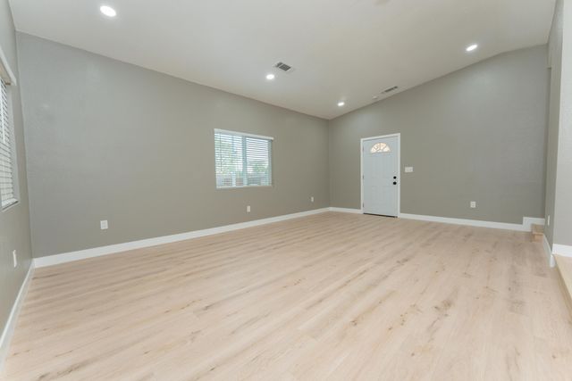 1026 E Tulare Avenue, Tulare, CA 93274