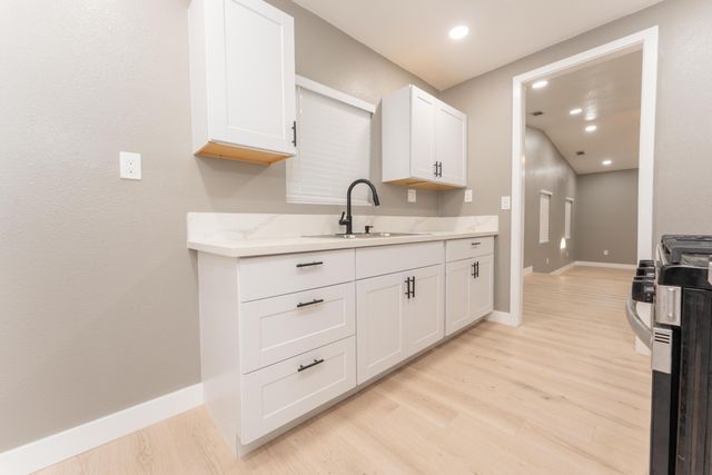 1026 E Tulare Avenue, Tulare, CA 93274