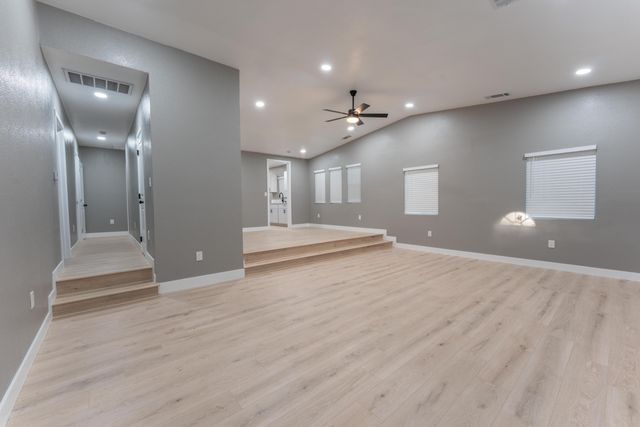 1026 E Tulare Avenue, Tulare, CA 93274